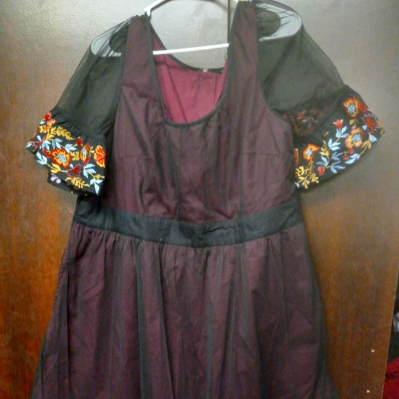 Eshakti dress - Picture 1 of 7